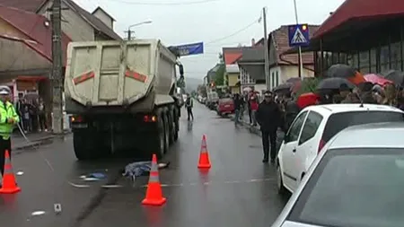 ACCIDENT GRAV. O femeie a murit călcată de maşină, copiii ei au scăpat ca prin minune VIDEO