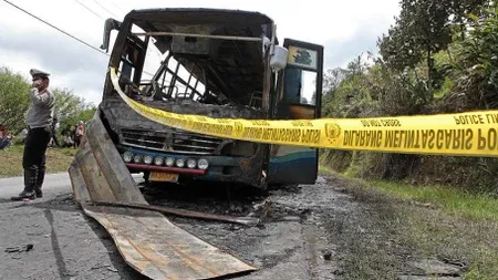 13 persoane au ars de vii după ce un autobuz de pasageri a luat foc în Indonezia