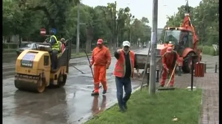 Asfaltări pe ploaie la Focşani. Un inginer se pierde cu firea şi îmbrânceşte un reporter România TV