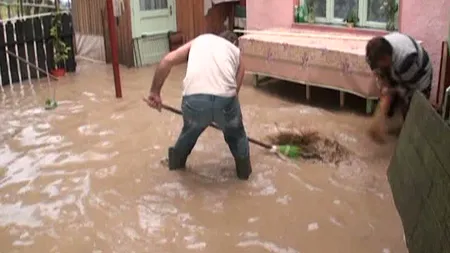 Zeci de CASE INUNDATE în Bacău şi Vaslui. Localnici evacuaţi din cauza PLOILOR TORENŢIALE VIDEO