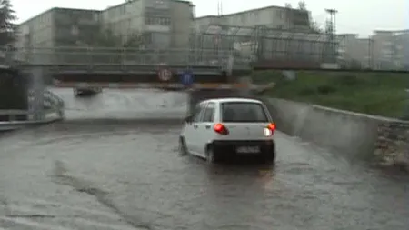 Inundaţii în Râmnicu Vâlcea. Un taximetru a rămas blocat într-un pasaj VIDEO