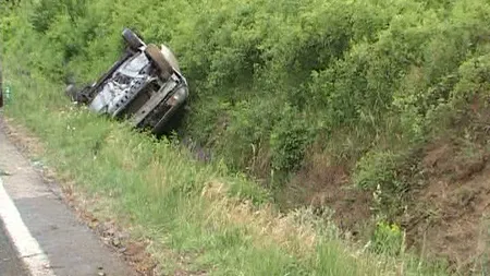 Accident în Tulcea. O maşină s-a dat peste cap de mai multe ori, apoi a căzut într-un şanţ