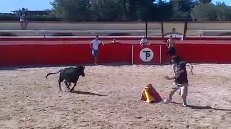 Fotbalistul matador. Un cunoscut internaţional a fost luat în coarne de un taur VIDEO