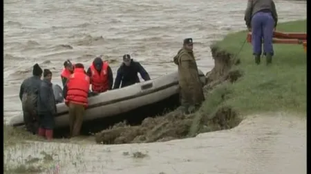 Vrancea: Cinci pescari, blocaţi pe o insulă în mijlocul râului Trotuş VIDEO