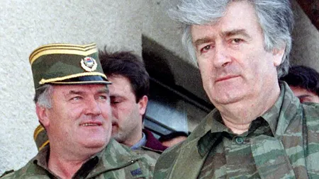 Ratko Mladic a făcut gesturi nepotrivite spre rudele victimelor, în prima zi a procesului VIDEO