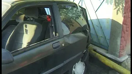 Pericol de explozie în Bistriţa: Un şofer a intrat cu maşina în ţeava de gaze VIDEO