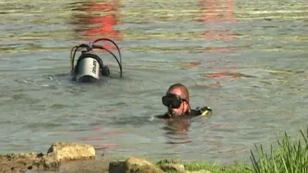 Tinerii înecaţi în râul Bârlad au fost scoşi la mal de scafandri