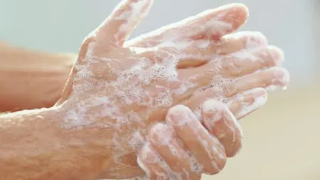 OMS face apel la doctori să se spele pe mâini