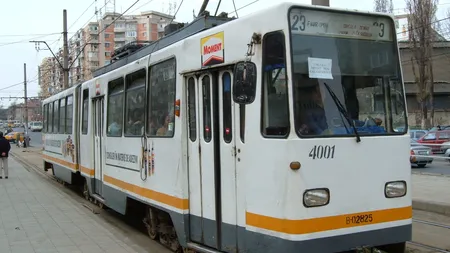 Stâlpi ai RATB prăbuşiţi pe Şoseaua Iancului. Circulaţia tramvaielor este blocată