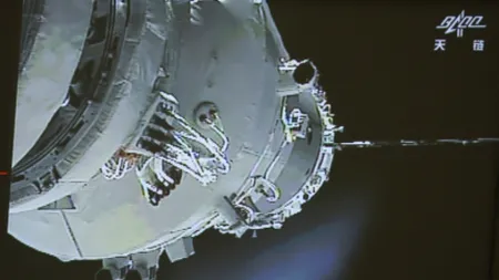 Astronauţii chinezi s-au conectat, în premieră, la modulul spaţial Tiangong-1