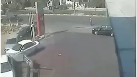 Loveşte două maşini în mai puţin de un minut şi fuge de la locul accidentului VIDEO