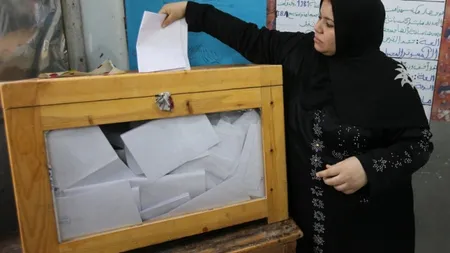 Egiptenii îşi aleg preşedintele. Au de ales între candidatul susţinut de armată şi un islamist
