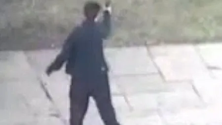 Cu pistolul la tâmplă, o adolescentă a ameninţat că se sinucide în faţa secţiei de poliţie VIDEO