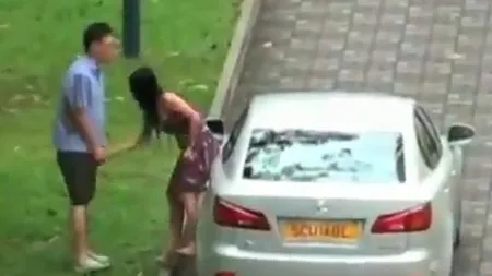 Cu ce-o fi greşit? Un bărbat este TORTURAT de o femeie în plină stradă VIDEO