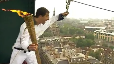 Video demenţial! Bear Grylls s-a aruncat cu flacăra olimpică de pe un pod din Londra