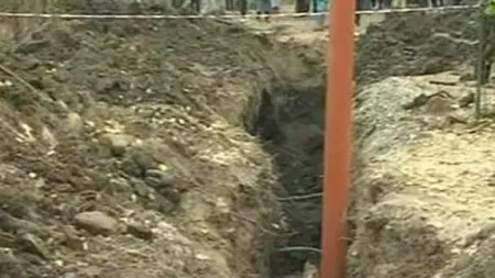 Vâlcea: Muncitor care lucra la o reţea de canalizare, prins sub un mal de pământ