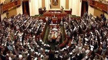 Parlamentul din Egipt, dizolvat prin aplicarea hotărârii justiţiei. Islamiştii contestă