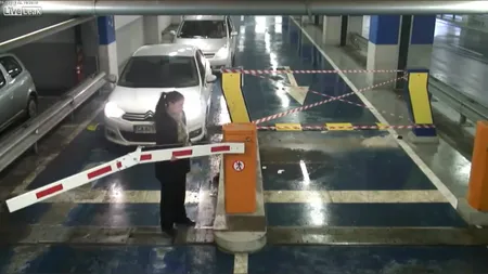 Femeie la volan vs. barieră în parcare. Ghici cine câştigă? VIDEO