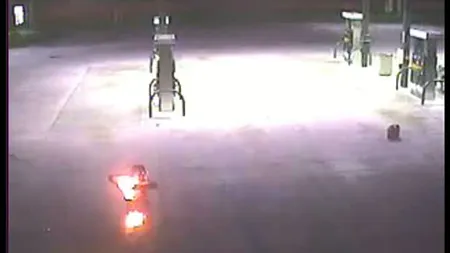 ŞOCANT Un bărbat din SUA şi-a stropit fosta iubită cu benzină şi apoi i-a dat foc VIDEO