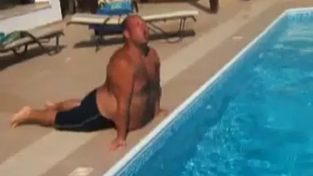 Circ pe marginea piscinei, cu o focă supraponderală VIDEO