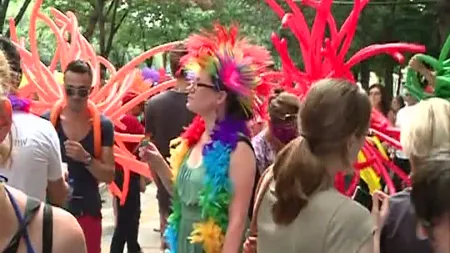 Spectacol de culoare la PARADA GAY 2012. Sute de persoane au participat la Marşul Diversităţii VIDEO