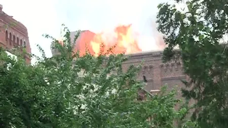 Incendiu la Moara lui Assan din Capitală. Focul, stins cu ELICOPTERUL VIDEO