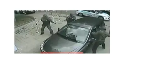 Atac ca-n filme, în Moscova. Trei persoane au jefuit o maşină în 40 de secunde VIDEO