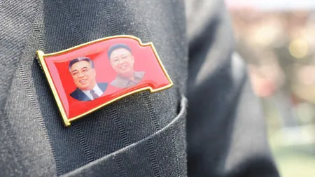 Coreea de Nord: O fetiţă a murit ÎNECATĂ în timp ce încerca să salveze portretele dictatorilor