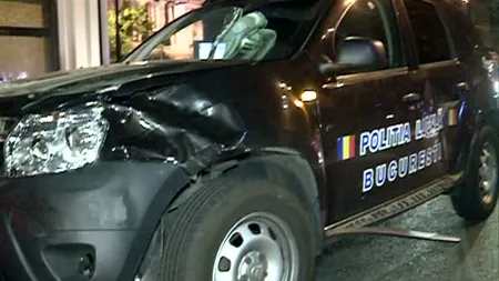 O maşină de poliţie a intrat în plin într-un autoturism, în Capitală VIDEO