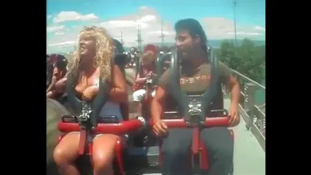 Ce păţeşte o blondă sexy într-un montagne russe buclucaş VIDEO