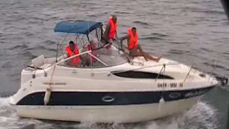 Şalupă cu patru persoane la bord, salvată de fregată VIDEO