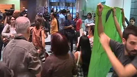 Protest într-o bancă din Spania, împotriva evacuărilor VIDEO