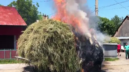 Efectele caniculei. O remorcă încărcată cu fân a luat foc din cauza căldurii VIDEO