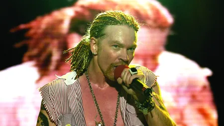 Axl Rose a rămas fără colierele cu diamante, la Paris VIDEO