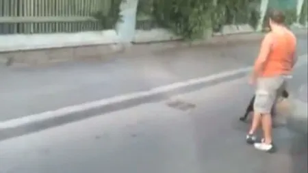 REVOLTĂTOR! Un bărbat îşi asmute rottweilerul împotriva unui maidanez VIDEO