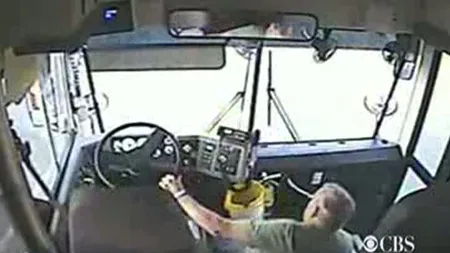 Şoferul unui autobuz şcolar a fost aruncat de la volan, într-o curbă VIDEO