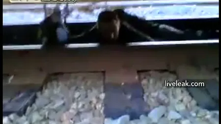 Inconştienţă dusă la extrem: S-a filmat SUB ROŢILE unui tren VIDEO