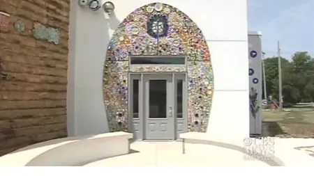 O toaletă publică, transformată în expoziţie de artă