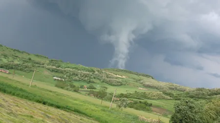 TORNADĂ în Maramureş, furtuni, căderi de grindină şi inundaţii în mai multe zone ale României