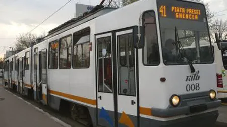 Un tramvai de pe linia 41 a lovit o maşină de curierat, în Capitală. O persoană a fost rănită