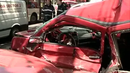 Accident grav în Capitală. Două maşini zdrobite, patru răniţi VIDEO