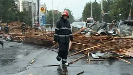 Furtună în Moldova. Un bărbat din Bârlad, rănit de un acoperiş smuls de vânt VIDEO