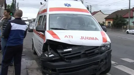 O ambulanţă condusă de un ŞOFER BĂUT, implicată în accident. Două persoane au ajuns la spital