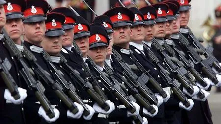 Marea Britanie îşi reduce drastic efectivele forţelor armate