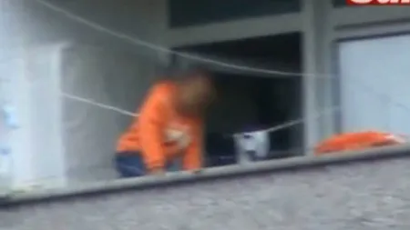 Un băiat de doi ani s-a legănat pe marginea balconului de la etajul 8 VIDEO