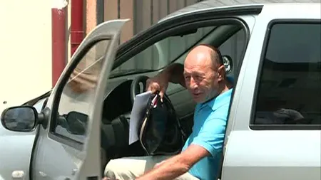 Băsescu s-a întors la sediul de campanie. Ce le-a adus jurnaliştilor care aşteptau în stradă VIDEO