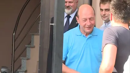 Băsescu îşi roagă simpatizanţii să stea acasă sau să meargă la terasă VIDEO