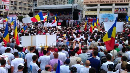 Mii de oameni la mitingul USL de la Iaşi. Ponta: Să plece preşedintele trădător Băsescu VIDEO
