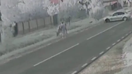 Bărbat SPULBERAT pe marginea drumului de o maşină scăpată de sub control VIDEO