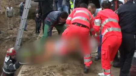 Un copil de 12 ani a murit după ce a fost prins sub un mal de pământ